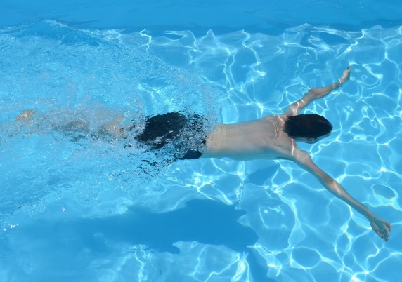 Las ventajas de un piso con piscina comunitaria