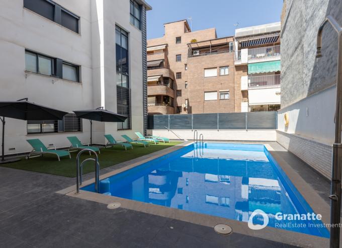 Piso en Granada con piscina, cochera y trastero