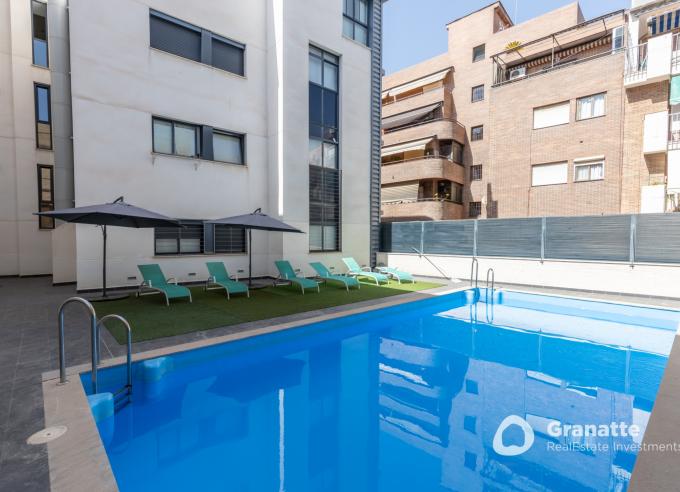 Piso en Granada con piscina, cochera y trastero